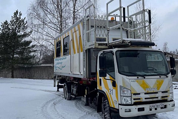 В аэропорту Псков появился амбулифт  В аэропорту Псков появился амбулифт. Это автомобиль со специальным устройством для посадки и высадки на борт самолета маломобильной группы населения. Об этом сообщает AVIA.RU со ссылкой на данные воздушной гавани.  Как отмечается в сообщении аэропорта в телеграм-канале, для того чтобы воспользоваться услугой достаточно оставить заявку при заказе авиабилета. Персонал аэропорта абсолютно бесплатно доставит пассажира от зала ожидания до его места в салоне самолёта, и наоборот: с места в салоне самолета до зала ожидания.  Проект реализован в рамках программы «Доступная среда».  aviaru.net/n280218