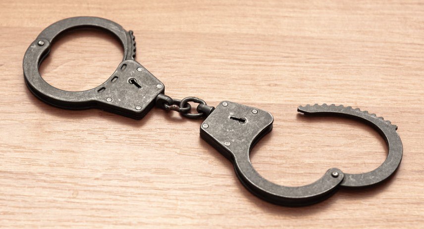 В Краснодаре задержали мужчину напавшего на девушку подростка Полицейские в Краснодаре задержали ранее судимого 25 летнего жителя Кемеровской области который утром 17 октября напал на 17 летнюю девушку во дворе дома по улице Героя Яцкова Ранее он уже привлекался к уголовной ответственности за кражи угон транспортного средства и умышленное причинение средней тяжести вреда здоровью Свои действия пояснить затрудняется ссылаясь на тот факт что находился в состоянии алкогольного опьянения прокомментировали в полиции 17 октября в 7 15 утра мужчина напал на школьницу во дворе дома по улице Героя Яцкова Он подошел к ней сзади обхватил ее руками и стал тащить в противоположную сторону Все это время неизвестный повторял что у него есть нож и просил несовершеннолетнюю не дергаться Когда он дотянул ее до угла девушке удалось вырваться сообщали в полиции