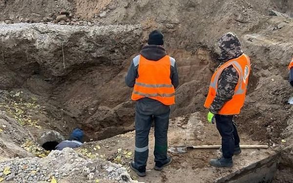 Теперь вода с улиц в центре Улан-Удэ будет уходить быстрее  В центре бурятской столицы отремонтировали и прочистили ливневку. Она была сломана при строительстве двухэтажного дома на улице Советская, поэтому здесь скапливалась вода после дождя, сообщили в Комбинате по благоустройству.   Сотрудники Комбината вручную установили дополнительную прочную трубу под лотком теплотрассы, прочистили все кольца и вернули дорожное полотно. Движение на участке дороги по улице Советской, на пересечении с улицей Смолина восстановлено.