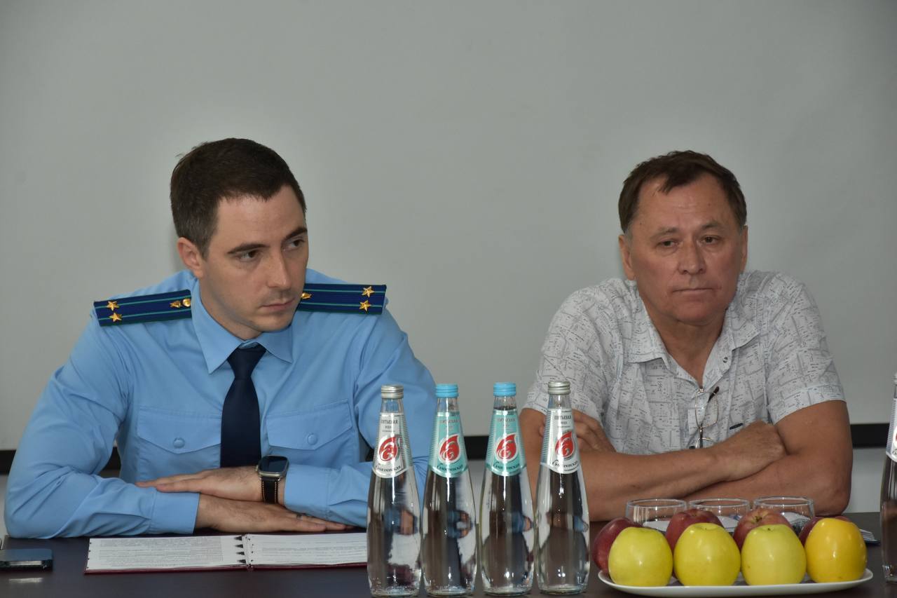 Под председательством Славянского межрайонного прокурора проведена межведомственная рабочая группа по вопросам соблюдения трудового законодательства и законодательства об охране труда Славянским межрайонным прокурором проведена межведомственная рабочая группа по вопросам соблюдения трудового законодательства и законодательства об охране труда с руководством АО «Сад – Гигант», индивидуальными предпринимателями и работниками. В межведомственной рабочей группе приняли участие начальник ОМВД России по Славянскому району, главный государственный инспектор труда Государственной инспекции труда по Краснодарскому краю, заместитель главы муниципального образования Славянский район, глава Прибрежного сельского поселения Славянского района, председатель Славянского райкома профсоюза работников агропромышленного комплекса Российской Федерации, следователь Славянского межрайонного следственного отдела следственного управления Следственного комитета по Краснодарскому краю, и.о. председателя Центра занятости населения по Славянскому району. Работникам разъяснены нормы трудового законодательства и порядок обращения в органы прокуратуры по вопросам законного пребывания на территории Российской Федерации, невыплаты заработной платы и нарушений в сфере охраны труда, разъяснены полномочия Государственной инспекции труда как органа государственного надзора за соблюдением трудового законодательства. По всем интересующим вопросам участниками межведомственной рабочей группы даны ответы, предложен механизм правового регулирования оформления трудовых отношений в соответствии с требованиями Трудового кодекса Российской Федерации. Межрайонным прокурором также проведен личный прием работников, вопросы соблюдения трудового законодательства поставлены на контроль межрайонной прокуратуры.