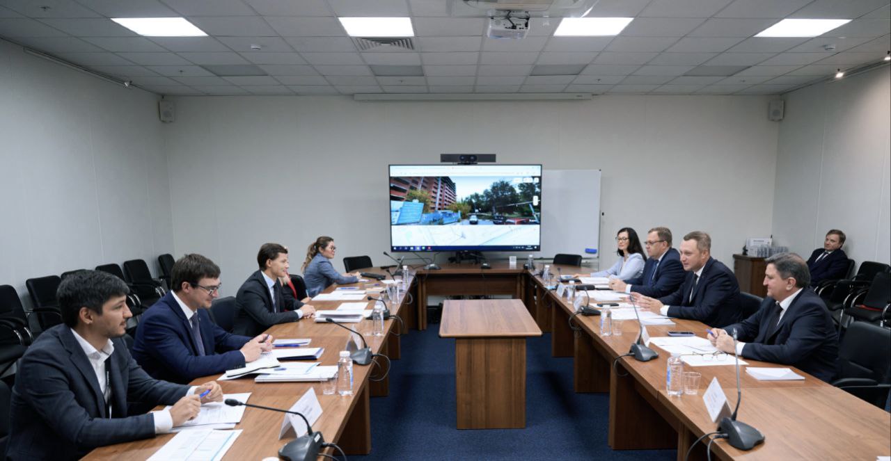 Сегодня в Москве встретились с руководством ППК «Фонд развития территорий», в собственности которого находятся несколько земельных участков, переданных много лет назад в рамках решения вопросов обманутых дольщиков.   Все эти участки в разные периоды до 2019 года выдавались застройщикам, которые в итоге не выполнили свои обязательства перед гражданами. Компания оказывала поддержку в предоставлении компенсаций дольщикам и завершении строительства проблемных объектов.  Фонд располагает несколькими земельными участками, которые планирует реализовывать. Со стороны Правительства региона заинтересованы выкупить данные территории, чтобы использовать их для продуманного развития городской инфраструктуры. Сейчас в области действуют новые строгие правила, которые не допускают возведения жилых домов, если недостаточно социальной инфраструктуры. Это многолетняя проблема, к решению которой мы планомерно двигались. Позиция здесь жесткая и принципиальная.     Считаем, что указанные земельные участки необходимо в первую очередь использовать для размещения детских садов, школ и поликлиник. Кроме того, параллельно их возможно рассматривать для реализации социальных программ и комплексной застройки, которая отвечает интересам жителей.   Договорились с руководством Фонда, что будем детально прорабатывать возможность выкупа земли. Региональная власть сделает все необходимое, чтобы итоговое решение было принято в пользу развития города и отвечало всем современным требованиям.
