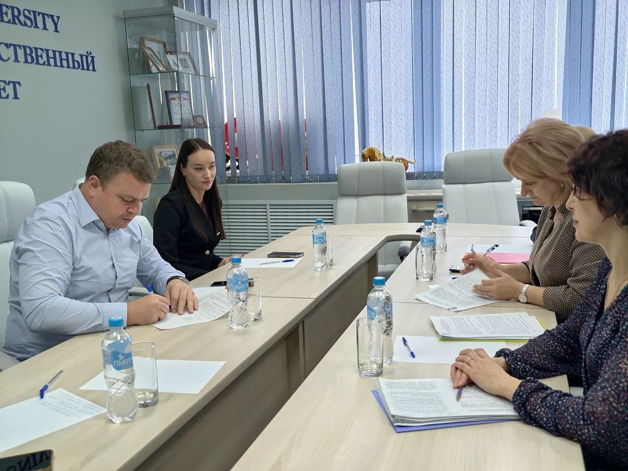 На базе АмГУ будет создан Центр демографических компетенций Сегодня АмГУ и Министерство социальной защиты Амурской области подписали соглашение о внедрении в вузе корпоративного демографического стандарта поддержке молодых семей и студентов с детьми Амурский госуниверситет будет проводить мониторинговые исследования среди сотрудников и студентов для изучения этого вопроса Это для нас также стратегически важно и интересно Мы тоже включены в решение федеральных задач с точки зрения демографии и в вузе действительно есть необходимые специалисты которые могут делать эту работу отметил Алексей Свищев АОТВ Фото АмГУ