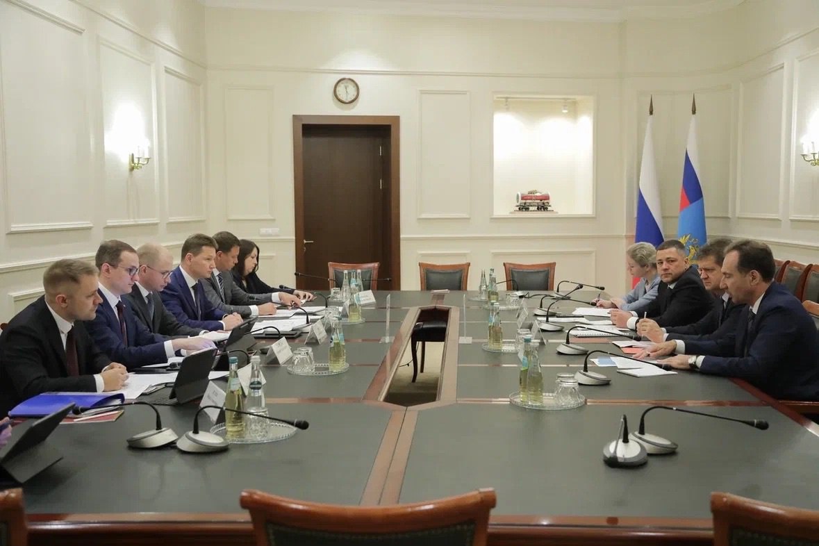 Министерство транспорта РФ VK Развитие транспорта Псковской области обсудили в стенах Минтранса Рабочую встречу с губернатором региона Михаилом Ведерниковым провел первый заместитель министра Валентин Иванов. Особое внимание на совещании уделили реконструкции международного аэропорта «Княгиня Ольга». Здесь планируется обновить рулежную дорожку, перрон и светосигнальное оборудование. В приоритете безопасность и комфорт пассажиров. Также проговорили планы по развитию дорожной инфраструктуры, включая ремонт улиц в городах Псков и Великие Луки. По поручению Президента ведется строительство Северного обхода Пскова. Проект соединит две ключевые федеральные трассы Р-23 и А-212, и жителям будет удобнее объезжать областной центр. Завершение работ запланировано на 2027 год. Отдельно рассмотрели вопрос модернизации дорог, ведущих к пунктам пропуска на границе с Беларусью. А именно — расширение до четырех полос подъездов к погранпереходам «Долосцы» и «Лобок». Прорабатываем возможные варианты.