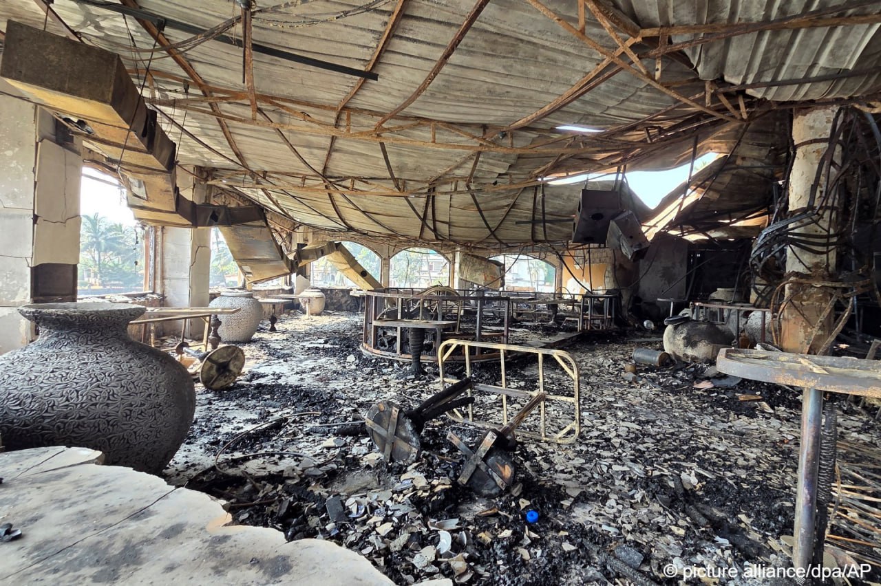 Не менее 25 человек погибли при пожаре в ночном клубе в Гоа Пожар в популярном среди туристов клубе Birch начался около полуночи по местному времени По одной версии на кухне клуба взорвался газовый баллон по другой деревянные элементы конструкции здания загорелись из за проходившего в клубе огненного шоу Спасательные работы продолжались всю ночь Губернатор штата Гоа Прамод Савант сообщил в сервисе X что среди погибших три или четыре туриста не назвав их национальность Губернатор распорядился расследовать обстоятельства пожара и заявил что виновные будут наказаны по всей строгости закона Премьер министр Индии Нарендра Моди выразил глубокую скорбь в связи со случившимся Власти страны намерены проверить другие ночные клубы чтобы избежать повторения трагедии dwglavnoe