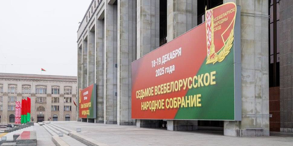 Если на товаре написано Сделано в Беларуси то преимущество на полке должно быть за ним заявил Александр Лукашенко во время выступления на Всебелорусском народном собрании Он обратился к владельцам торгового бизнеса Вы первые формируете спрос и решаете что и как положить на прилавок Также на ВНС было озвучено что Беларусь вошла в топ 50 самых посещаемых туристами стран 48 е место из 220 стран а планка по наращиванию экспорта в 50 млрд была преодолена страна ведет торговые отношения почти с 190 государствами мира Президент рассказал и о других важных для страны результатах последнего года а также планах на ближайшие пять лет от образования до машиностроения от медицины до нового жилья