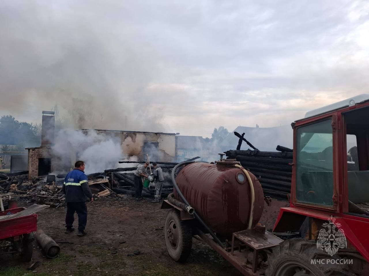 В Сернурском районе пламя перекинулось с жилого хозяйства на нежилое   Серьезный пожар произошел 30 июня в Сернурском районе. Объектом возгорания стало хозяйство, расположенное на территории частного хозяйства в деревне Куприяново на улице Центральная.   Очаг находился в сарае. Около 04:38 владелец дома, его супруга и трое несовершеннолетних детей проснулись от странных хлопков. Увидев горящую постройку, они благополучно эвакуировались в безопасное место.   Тем временем соседи вызвали пожарных. К сожалению, возгорание было обнаружено слишком поздно – специалисты МЧС России установили, что пожар начался около 04:23. За эти 15 минут огонь успел перекинуться на жилой дом и неэксплуатируемый участок, расположенный неподалеку. Площадь возгорания составляла около 200 квадратных метров. В тушении принимали участие 6 боевых отделений, для ликвидации горения использовалось 6 пожарных автоцистерн и 3 трактора.   Огнеборцы совместно с местными жителями справились с пламенем, им удалось отстоять часть надворных постройках на обоих хозяйствах.   Причина случившегося устанавливается специалистами испытательной пожарной лаборатории и государственного пожарного надзора.  МЧС России напоминает!   Соблюдай правила пожарной безопасности!     Ваша безопасность – Ваша ответственность!     Телефоны пожарных и спасателей – 101 и 112.     «Телефон доверия» ГУ МЧС России по Республике Марий Эл –  8362  69-02-63.    МЧС Марий Эл.ПОДПИСАТЬСЯ.