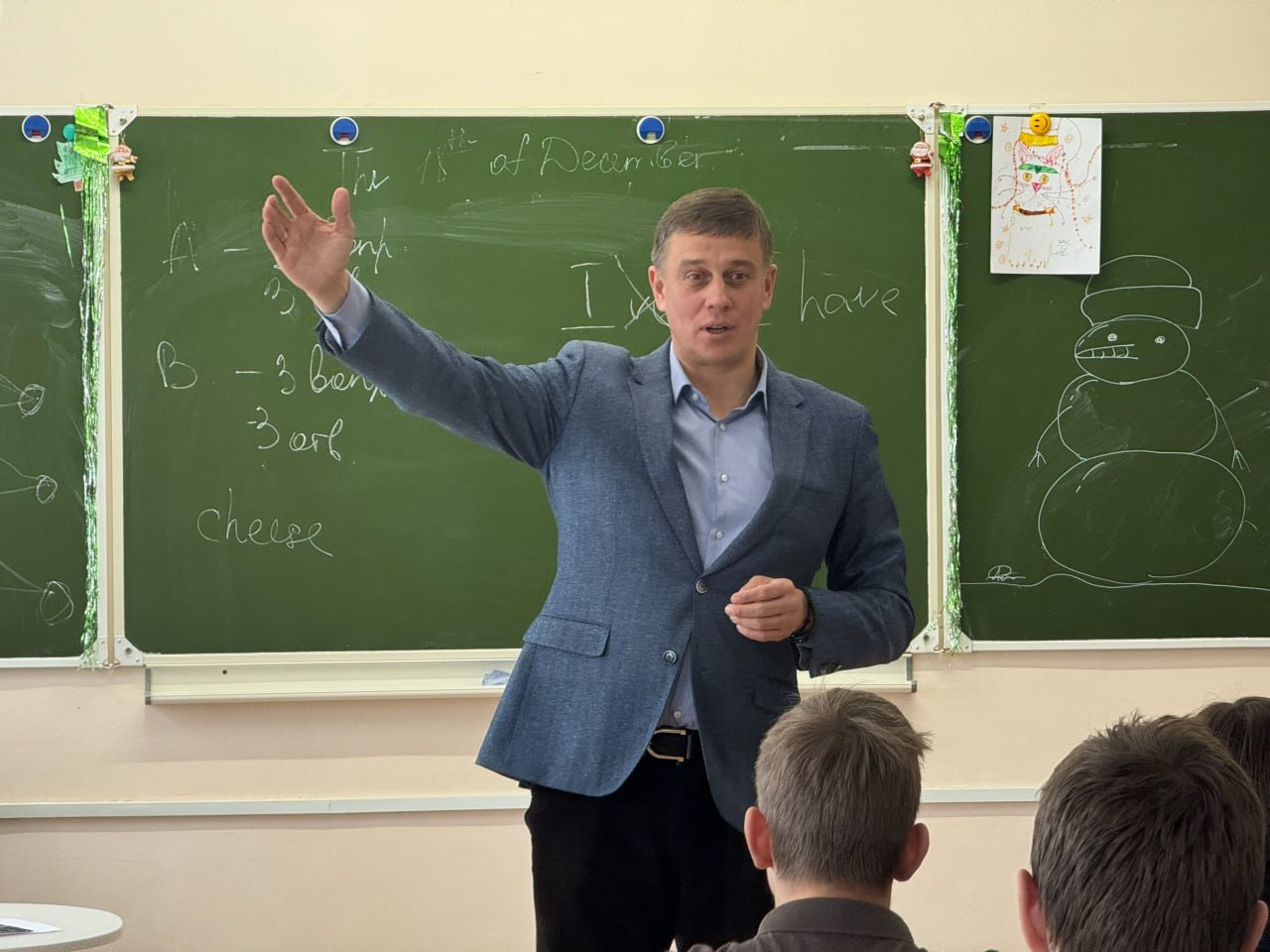 Школьная форма за счёт государства - ЛДПР предлагает помочь семьям Ежегодная выплата по 10 тысяч рублей на школьную форму — с такой инициативой выступила ЛДПР. Поддержку смогут получить родители учащихся государственных и муниципальных школ, где введена обязательная форма. Сборы к 1 сентября — серьёзное испытание для бюджета семьи. Особенно если детей несколько. Форма, обувь, рюкзак, канцелярия — и всё это на фоне растущих цен. Только на одежду сейчас уходит до 15 тысяч рублей. ЛДПР считает: если форма обязательна — и компенсация должна быть обязательной. Для всех регионов, без исключения. «Как отец троих школьников, я знаю, как сборы к школе бьют по семейному бюджету. Особенно если детей в семье больше одного. По данным СМИ, за год расходы на это выросли вдвое. Поддержка нужна, и нужна всем», — отметил Виталий Пашин, лидер ЛДПР в Челябинской области.
