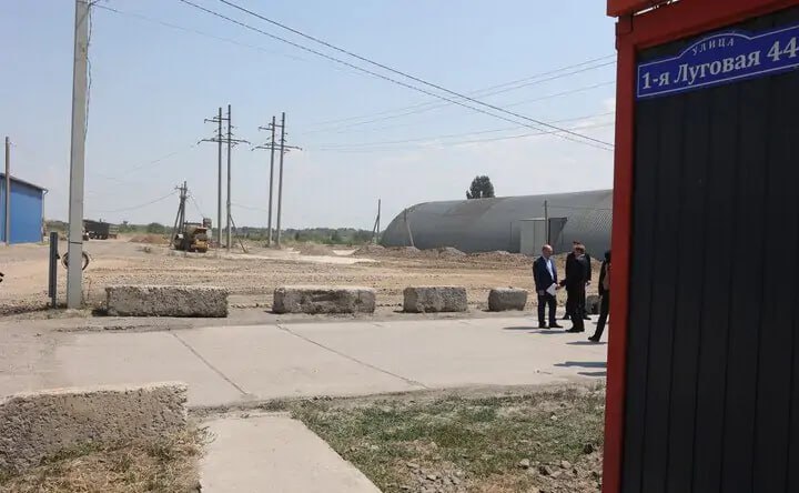 До конца июля на Луговой в Ростове заработает парковка для большегрузов До конца июля 2025 г. на улице Луговой в Ростове-на-Дону заработает специализированная парковка для большегрузного автотранспорта, рассчитанная почти на 400 машино-мест. Она поможет решить проблему стихийных стоянок большегрузов в этом районе, сообщила пресс-служба донского правительства. Проект организации стоянки подготовлен частным инвестором на участке площадью 7,5 га по адресу ул. 1-я Луговая, 44. Первый этап работ, предусматривающий создание 50 машино-мест, планируется завершить до конца июля. После запуска в конце года она сможет принять около 400 машин. На территории также будут оборудованы душевые, туалеты, пункты для питания. Врио губернатора Ростовской области Юрий Слюсарь поручил областному минтрансу и ГАИ отработать схему движения и установку дорожных знаков для обеспечения бесперебойной работы новой парковки. Это позволит упорядочить движение большегрузов и снизить нагрузку на улицу Луговую. Улица Луговая – ключевая в объездном маршруте между Ростовским транспортным кольцом и центром города, а также левобережьем. Многолетняя перегруженность дороги связана со стихийными парковками вдоль трассы грузового транспорта, доставляющего зерно и другую сельхозпродукцию для перевалки в портовые терминалы, расположенные в промзоне на левом берегу Дона. Подписаться на "Новости Ростова" Прислать новость