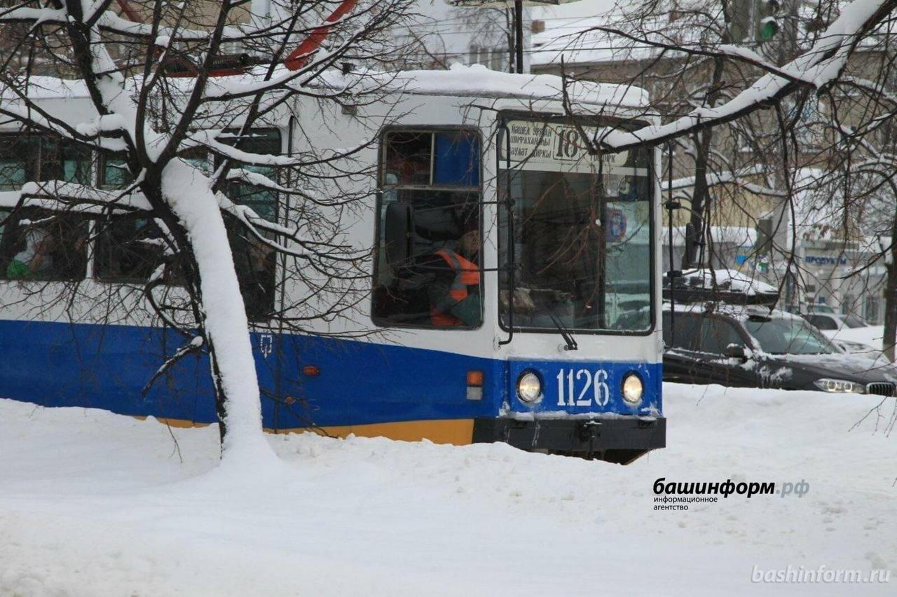 В Уфе уже в этом году начнут реконструкцию трамвайных сетей в южной части города - Ратмир Мавлиев.  По его словам, из республиканского бюджета на эти цели выделят 2 млрд рублей. К концу года будет готова проектно-сметная документация и начнутся сами работы. К сентябрю в столицу привезут 69 трамваев из Москвы, и они сразу выйдут на линию. В северную часть с проектированием «зайдут» в конце 2025 - начале 2026 года.  «Электротранспорт для нашей команды является важным вектором развития», - отметил глава столичной администрации.   Моя Уфа. Подписаться   Прислать новость