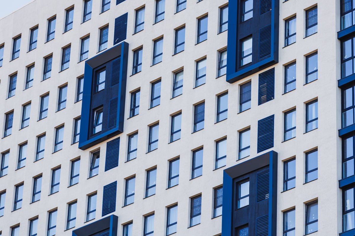 Магнитогорск оказался выгоднее Челябинска для инвестиций в арендное жильё Город металлургов вошел в топ 5 страны по доходности от сдачи жилья Специалисты федерального портала по поиску недвижимости проанализировали доходность от сдачи жилья в 70 крупнейших городах России Согласно исследованию в Челябинской области инвестиции в жилье для последующей сдачи выгоднее делать в Магнитогорске чем в Челябинске Во втором по величине городе Южного Урала средняя стоимость квартиры на вторичном рынке составляет около 4 49 млн рублей а арендная ставка 29153 рубля в месяц Это обеспечивает потенциальную доходность в 7 8 годовых а окупаемость инвестиций наступает за 12 8 года В Челябинске показатели скромнее При средней цене квартиры в 5 85 млн рублей и арендной ставке 32018 рублей в месяц доходность оценивается в 6 6 годовых Окупить вложения в столице региона можно за 15 2 года Лидером рейтинга стал Нижний Тагил с доходностью 8 8 и окупаемостью 11 4 года цена квартиры 3630649р аренды 26505 р самые низкие в России Худшие показатели по стране у Москвы 3 8 и 26 7 года Сочи и Санкт Петербурга где ожидаемо самые высокие цены на недвижимость превышающие отметку в 12 13 и даже 20 млн рублей Стоит сказать что исследование носило теоретический характер и не учитывало расходы на ремонт коммунальные платежи и налоги eugenejut