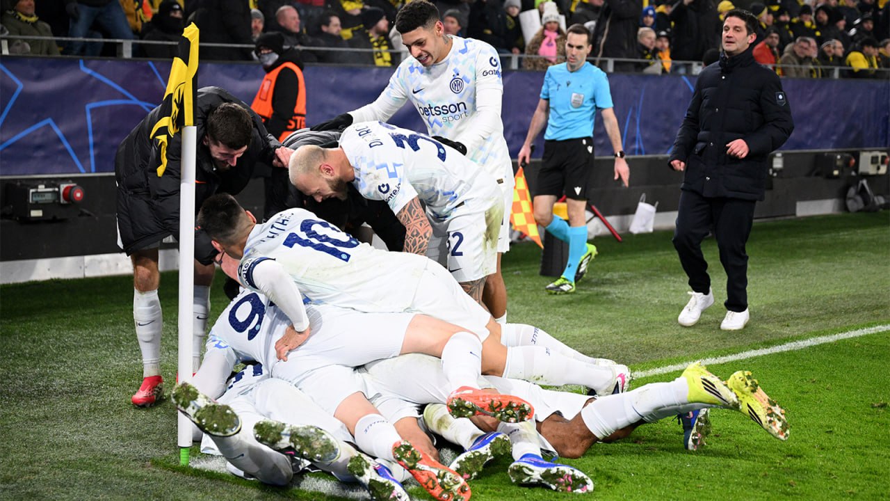 Интер выиграл у Ювентуса благодаря голу на 90 й минуте Встреча 25 го тура Серии А прошла в Милане и завершилась победой хозяев со счетом 3 2 Автором решающего гола стал Петр Зелиньски Для Интера эта победа стала шестой подряд в чемпионате Италии