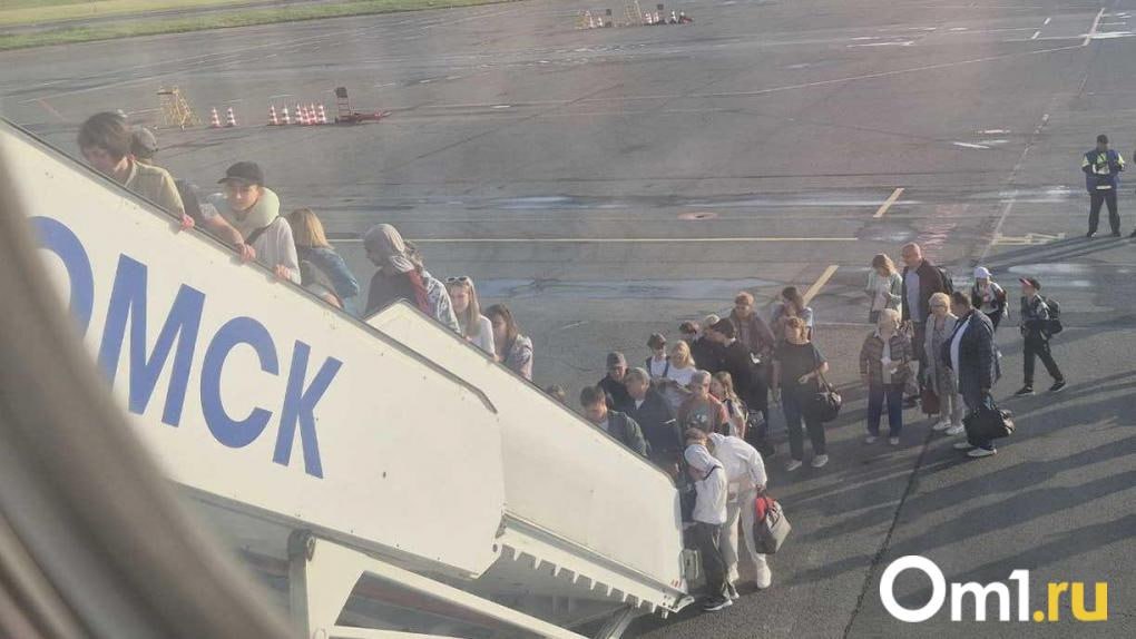 Омичи смогут улететь в Турцию уже в апреле Впереди ещё крещенские морозы и долгие недели зимы но для тех кто не хочет ждать лето наступит гораздо раньше Уже 25 апреля из Омска в турецкую Анталию отправится первый в этом сезоне регулярный рейс Как сообщили в омском аэропорту перевозчиком выступит авиакомпания Southwind Airlines Это значит что не нужно ждать июня или июля позагорать и искупаться в море можно будет уже весной Om1 Омск в MAX