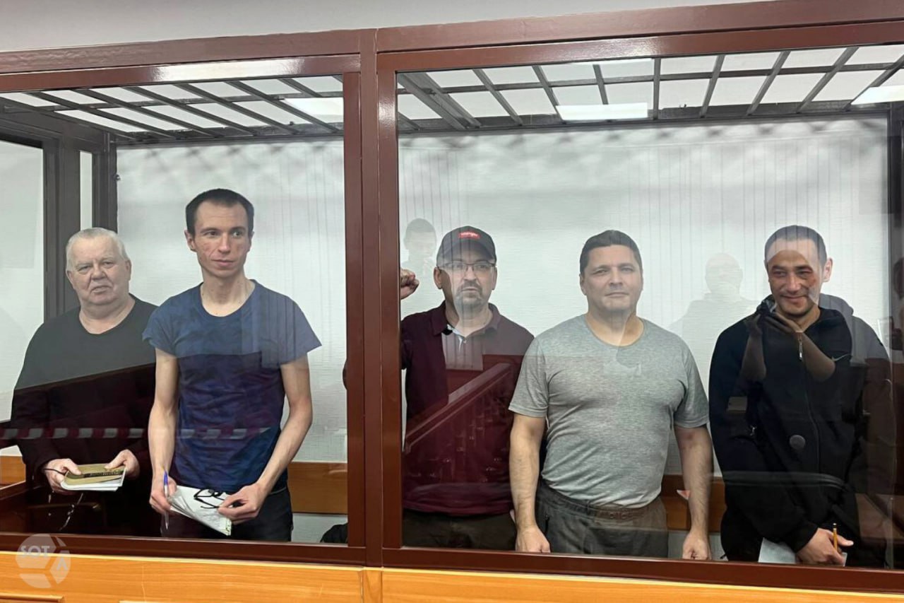 Фигурантам дела уфимских марксистов назначили сроки от 16 до 22 лет заключения Центральный окружной военный суд в Екатеринбурге вынес приговор пяти фигурантам дела марксистского кружка из Уфы экс депутату Курултая Башкортостана от КПРФ Дмитрию Чувилину врачу отоларингологу Алексею Дмитриеву пенсионеру Юрию Ефимову экс зампредседателя уфимского отделения Союза добровольцев Донбасса Павлу Матисову и ветерану Донбасса Ринату Буркееву Матисову вменили статью об организации деятельности террористического сообщества остальным участие в нем Ефимов и Дмитриев обвиняются также по статье о публичных призывах к террористической деятельности В мае 2022 года всех пятерых внесли в реестр экстремистов и террористов Росфинмониторинга Военный суд признал обвиняемых виновными по вышеназванным статьям и назначил наказание Павел Матисов 22 года заключения и штраф 200 тыс рублей Дмитрий Чувилин 20 лет заключения и штраф 275 тыс рублей Алексей Дмитриев 20 лет заключения и штраф 175 тыс рублей Юрий Ефимов 18 лет заключения и штраф 175 тыс рублей Ринат Буркеев 16 лет заключения и штраф 60 тыс рублей Матисову и Ефимову назначили 8 и 7 лет в тюрьме соответственно остальной срок в колонии строгого режима Чувилин Букреев и Дмитриев проведут весь свой срок в колонии строгого режима Назначенное наказание почти не отличается от того что запрашивал прокурор По версии следствия обвиняемые планировали воспользоваться возможным обострением социально политической обстановки в стране в связи с пандемией коронавируса и общей напряженностью в социальной сфере и совершить нападение на сотрудников полиции с целью завладения их оружием устрашения населения города и дальнейшего захвата складов вооружения и военной техники По делу о публичном оправдании терроризма в интернете из за постов в поддержку марксистского кружка в Уфе ровно два года в СИЗО находится левый политик Сергей Удальцов Дело Удальцова не двигалось с мертвой точки из за отсутствия приговора по делу марксистов Фото SOTAvision