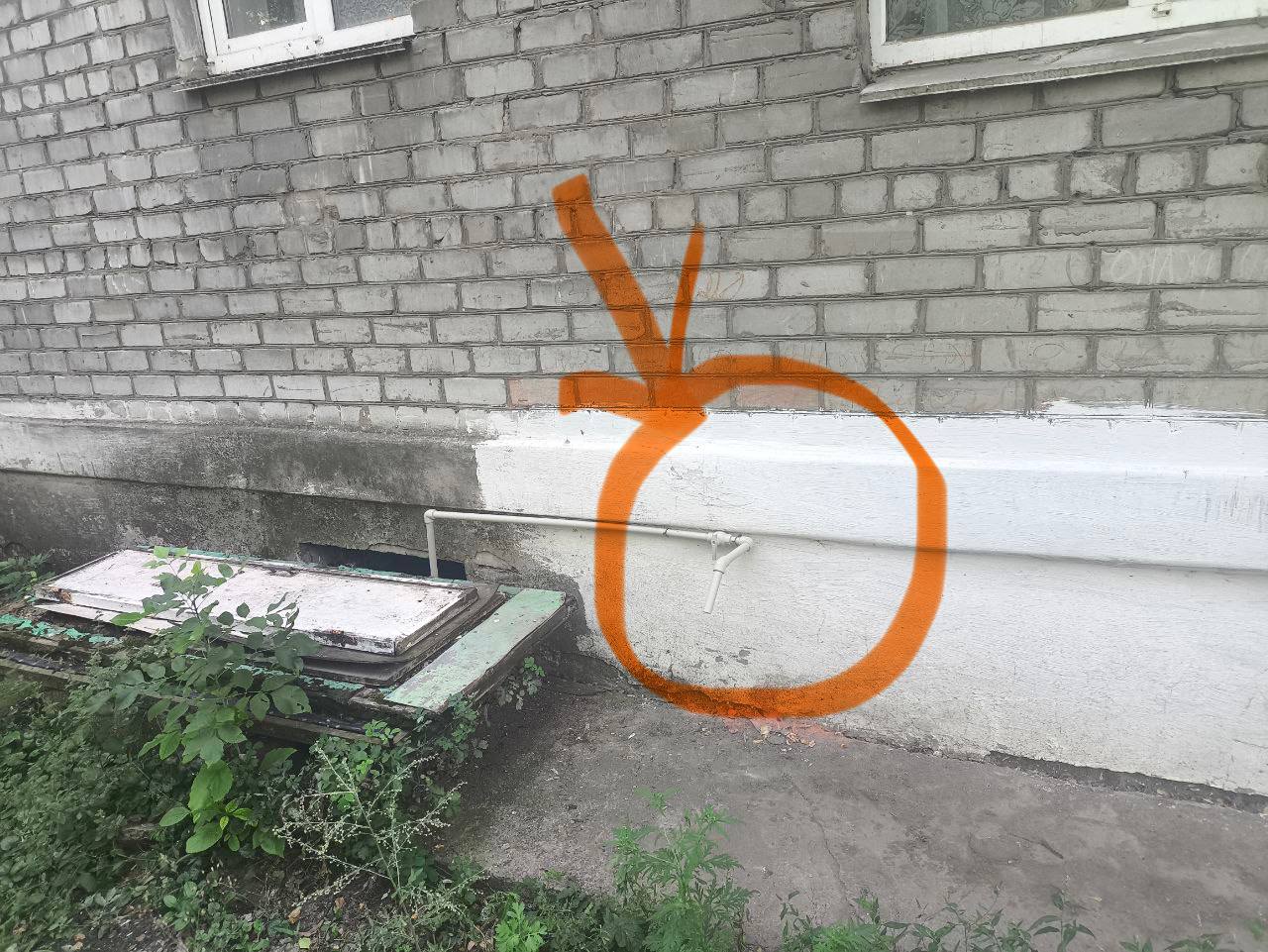 По поручению Главы Республики Дениса Пушилина, продолжается борьба за воду.    Силами Единой Управляющей компании сегодня были установлены водоразборные краны по адресам ул. Николенко, 3  слева от 2-го подъезда , ул. Николенко, 11  между подъездами 1 и 2 .