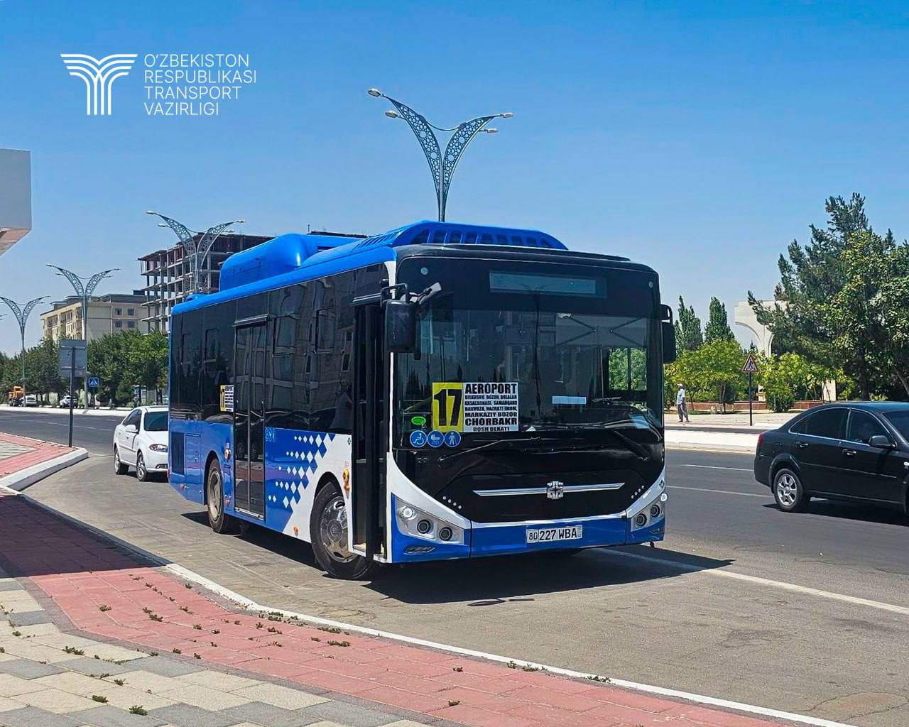 В Бухаре запустили автобусы от некрополя Чор-Бакр до аэропорта на основе брутто-контракта.   Они будут ездить с интервалом 9-10 минут через Центральный рынок по улице Ибн Сино, вдоль улицы Дилкушо, охватывая важные точки города, сообщает Минтранс РУз.   Брутто-контракт - договор с перевозчиком, когда стоимость услуги определяют "качество" и "пройденный путь". Выручка поступает на специальный счет бюджета города, а администрация оплачивает выполнение рейсов на основании объема и качества работы перевозчика.