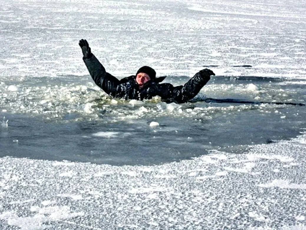 Мужчину решившего сократить дорогу через озеро вытащили из подо льда в Ессентуках В Ессентуках спасатели оказали помощь местному жителю который провалился под лёд на городском озере Инцидент произошёл накануне вечером Как сообщили в ПАСС СК мужчина решил сократить путь и пошёл прямо по заледеневшему водоёму При том что в некоторых местах толщина замёрзшей воды достигала 15 сантиметров гражданин всё же провалился под лёд пройдя буквально пару метров Случившееся заметил другой мужчина Он вызвал экстренные службы а сам бросился на помощь потерпевшему Прибывшие на место спасатели погрузили пострадавшего в автомобиль и доставили в расположение АСГ где с мужчины сняли мокрую одежду и предоставили ему обогрев По прибытии медиков состояние гражданина нормализовалось От госпитализации он отказался Новости Кмв Экспресс Заказать рекламу