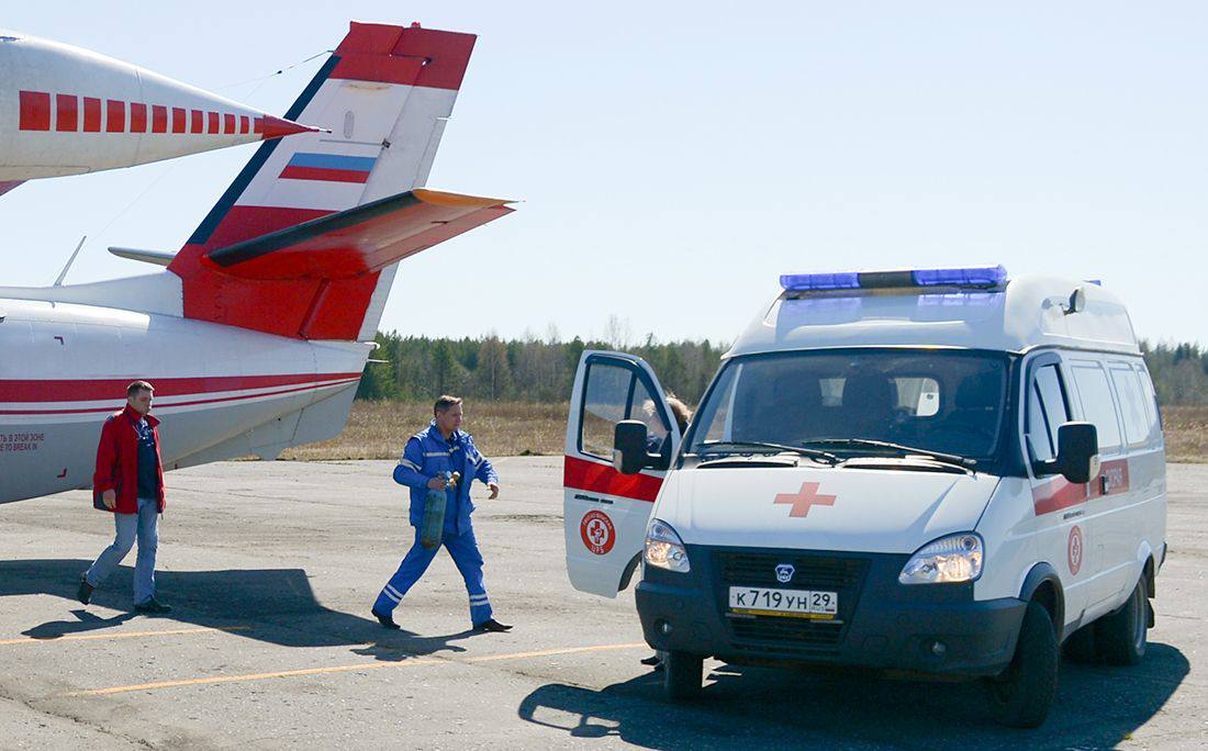 Приморские врачи помогли двум пассажирам на борту самолета, летевший рейсом Москва – Владивосток.  «Перед самым взлетом на борту произошла внештатная ситуация. Один из пассажиров почувствовал себя плохо. Заведующая отделением медицинской реабилитации Юлия Сидорова и врач психиатр-нарколог Константин Холодов оказали человеку помощь. Врачи сразу поняли – состояние у пострадавшего было тяжелым. К самолету вызвали бригаду «скорой». Заболевшего пассажира пришлось снять с борта», - говорится в сообщении.  Еще одна внештатная ситуация возникла уже во время полета. Помощь на этот раз потребовалась пассажиру с гипотоническим кризом. Сотрудники диспансера стабилизировали состояние человека.