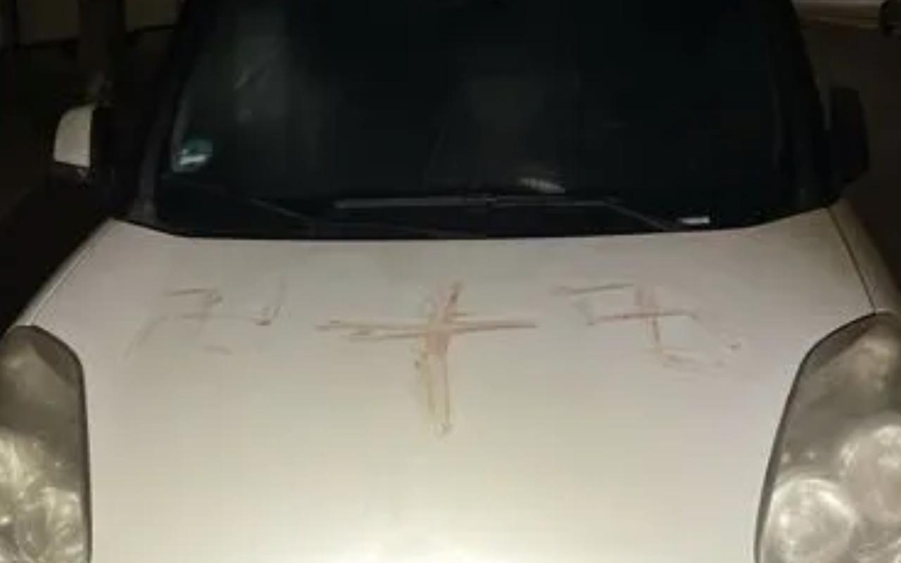 В Ханау кто то разрисовал кровавыми свастиками машины почтовые ящики и дома Пятьдесят машин несколько почтовых ящиков и стены домов в Ханау были испачканы кровью сообщает Der Spiegel Как сообщила полиция Гессена к ним обратился мужчина после того как обнаружил красноватую жидкость на своем автомобиле припаркованном в районе Ламбой По данным следствия на капоте была нарисована свастика В окрестностях полицейские обнаружили другие измазанные автомобили почтовые ящики и стены домов Во многих местах был также изображен запрещенный нацистский символ Предварительный анализ показал что вещество скорее всего является человеческой кровью неизвестного происхождения Сообщений о пострадавших в результате инцидента не поступало Предыстория и мотивы произошедшего не ясны Полиция просит откликнуться очевидцев Возбуждены дела по фактам повреждения имущества и использования символики неконституционных организаций