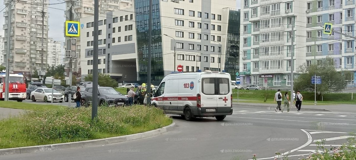 Светофор на перекрёстке Георгиевского проспекта и улицы Лётчицы Тарасовой не могут починить в течение недели  «Чинят на несколько часов, потом он снова начинает мигать жёлтым. Нерегулируемый перекрёсток на шестиполосной дороге — это страшно. На заявки о неработающем светофоре реагируют и по 112, и по горячей линии Мосгортранса, но это занимает время, а светофор потом почему-то снова и снова ломается», — жалуются местные жители.    В понедельник утром на этом перекрестке столкнулись три машины, приехала скорая и пожарные. Есть ли пострадавшие, пока неизвестно.    Это не первая авария на этом перекрестке после включения светофора. О проблеме известно с мая, но этот светофор обслуживал не Центр организации дорожного движения  ЦОДД , а застройщик 22-го микрорайона. «Устранение нарушений в работе светофора — в компетенции ООО «ПИК-УК», отвечали тогда в ЦОДД.    Спросили в ЦОДД о причинах проблемы со светофором, но пока не получили ответ. Возможно, этот светофорный объект всё ещё в руках специалистов застройщика.