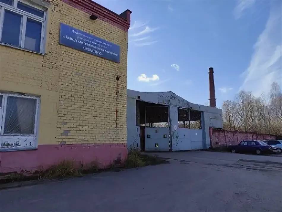 Три человека пострадали при взрыве в пороховом цеху завода «Эластик» в Рязанской области, сообщает «РИА Новости» со ссылкой на экстренные службы.  По данным агентства, здание порохового цеха полностью разрушено.  ОТ, ПБ. Вестник АСИЗ