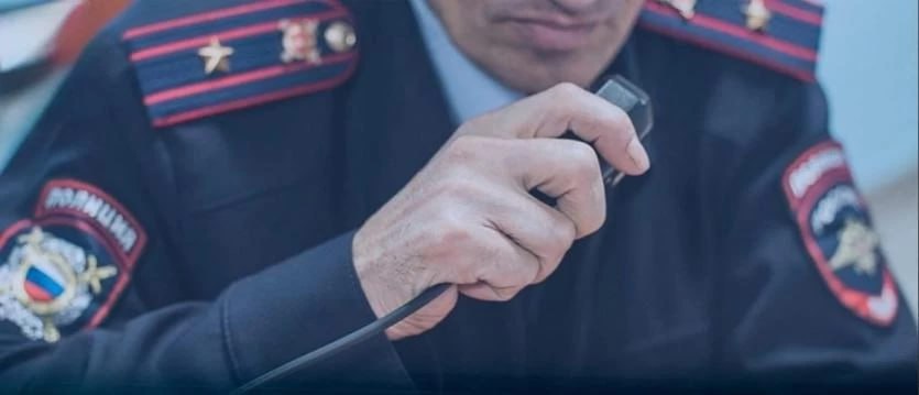 В Магнитогорске задержали грабителя В Магнитогорске Челябинская область полицейские задержали 44-летнего мужчину, подозреваемого в ограблении. По данным ГУ МВД России по Челябинской области, неизвестный мужчина в компании сообщника принудил 47-летнего горожанина отдать золотые украшения на сумму более 100 тысяч рублей, а также телефон, деньги и наушники, после чего скрылся. Сотрудники уголовного розыска быстро вычислили злоумышленника — им оказался ранее судимый магнитогорец. Похищенное он успел сдать в комиссионный магазин. В отношении подозреваемого возбуждено уголовное дело. URALPRESS.RU
