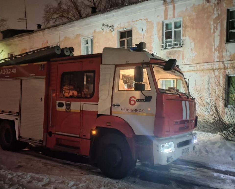 В Челябинске при пожаре в двухэтажке пострадала 75-летняя женщина  Утром 6 марта вспыхнула квартира на улице Ереванской. Пожарные эвакуировали из опасной зоны пожилую женщину.   Дым повалил из квартиры на втором этаже. Пять человек самостоятельно вышли из подъезда. Помощь пожарных потребовалась 75-летней челябинке: она получила ожоги и отравление угарным газом. Пенсионерку увезли в больницу.  — Пожар ликвидирован на трех квадратах. На месте работали 12 человек и три единицы техники, — прокомментировали в МЧС.          Голосовать за канал