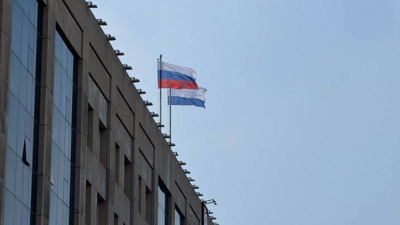 Губернатор Солодов объявил новый состав правительства Камчатки Губернатор Владимир Солодов объявил будущий состав правительства и кабинета министров Камчатского края передает агентство КАМЧАТКА ИНФОРМ со ссылкой на сообщение правительства региона Согласования с депутатами краевого парламента требуют 5 должностей в правительстве На должность председателя правительства вносится кандидатура Юлии Морозовой на должность вице губернатора Оксана Герасимова на должность руководителя администрации губернатора Сергей Меркулов На должности заместителей председателя правительства Евгения Позднякова и Николай Киселев Решение по этим кандидатурам будет принято 28 октября на очередной сессии краевого парламента Остальные назначения не требуют согласования и будут произведены до конца ноября по мере оформления необходимых документов На должности заместителей председателя правительства Камчатского края будут назначены Виктория Сивак Наталья Ниценко Тимофей Смирнов Дмитрий Щипицын Денис Прудкий и Вячеслав Черныш Портфели министров распределятся следующим образом Министр цифрового развития Григорий Бондаренко Министр по чрезвычайным ситуациям Сергей Лебедев Министр рыбного хозяйства Андрей Здетоветский Министр ЖКХ и энергетики Александр Питиримов Министр имущественных и земельных отношений Николай Касеев Министр культуры Оксана Прокопенко Министр образования Анастасия Захаровская Министр природных ресурсов и экологии Виктория Расулова Министр социального благополучия и семейной политики Анастасия Федорова Министр по внутренней политике и развитию Корякского округа Наталья Шевель Министр транспорта и дорожного строительства Александр Сафонов Министр труда и развития кадрового потенциала Иван Голованов Министр туризма Владимир Русанов Министр финансов Александр Бутылин Министр экономического развития Галина Басова Министр по делам молодежи Виктория Ариарти Министр спорта Александр Бондаренко Министра лесного и охотничьего хозяйства Вячеслав Пищальченко Агентство по информационной политике Екатерина Колч Что касается руководителей исполнительных органов власти не входящих в состав правительства должности распределятся следующим образом Агентство записи актов гражданского состояния и архивного дела Наталия Польшина Агентство по обеспечению деятельности мировых судей Наталья Баташова Региональная служба по тарифам и ценам Марина Лопатникова Служба охраны объектов культурного наследия Вадим Парамонов Государственная жилищная инспекция Эльвира Кравченко Инспекция государственного строительного надзора Елена Осипова КАМЧАТКА ИНФОРМ новости Камчатки в Telegram Фоторепортажи и эксклюзивные материалы на kamchatinfo com НАПИСАТЬ НАМ