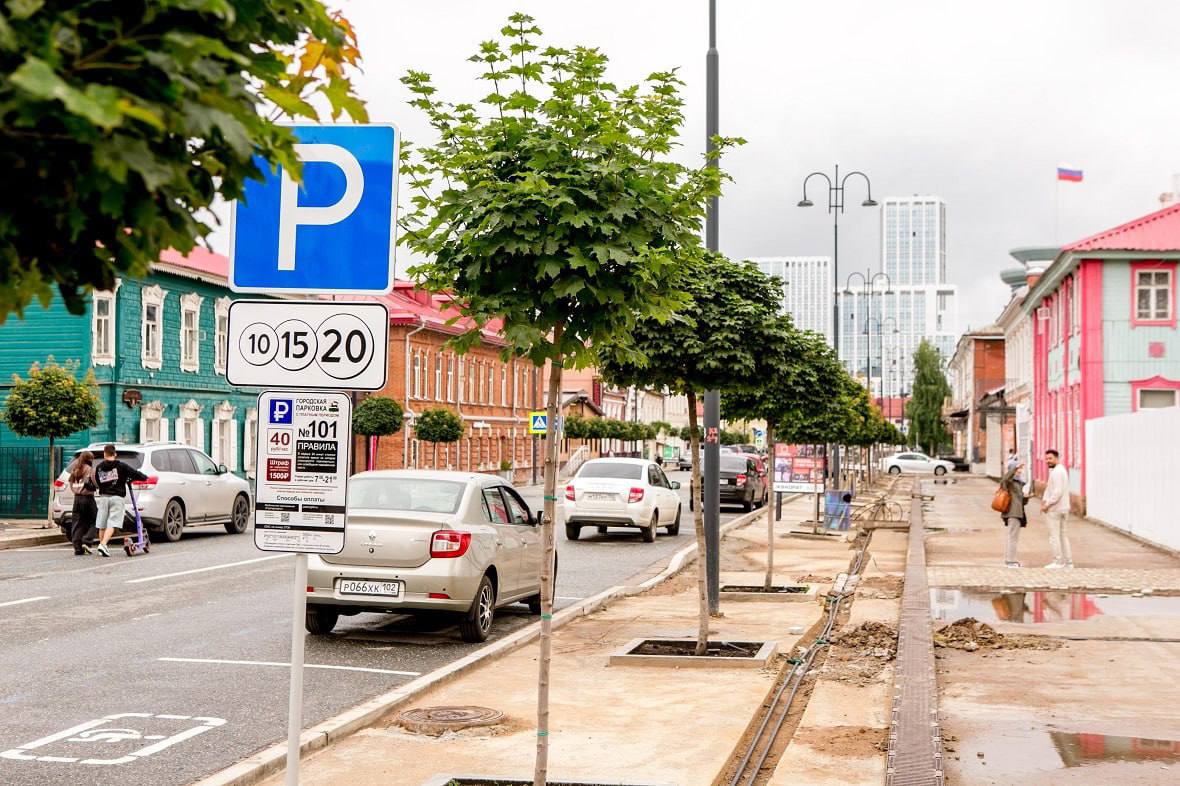 В Уфе заработали платные парковки На девяти улицах в центре города обустроили 1188 стояночных мест, в том числе 128 мест для машин инвалидов. Муниципальные платные парковки появились на улицах Достоевского, Карла Маркса, Кирова, Коммунистической, Ленина, Мустая Карима, Октябрьской Революции, Пушкина и Чернышевского. Как теперь организовано парковочное пространство в центре Уфы — в фоторепортаже РБК Уфа. РБК-УФА