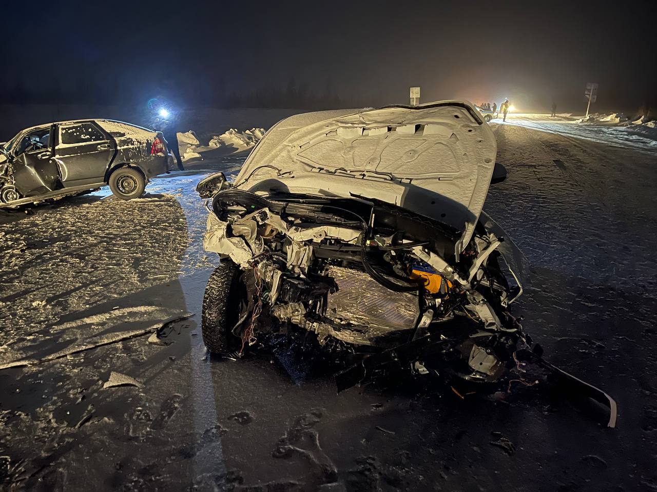 На 26 км автодороги Лабытнанги — Харп столкнулись два автомобиля ВАЗ. В ДТП, которое произошло вчера вечером, погиб один человек.   На место происшествия выезжал прокурор города Семи лиственниц и следователи. Устанавливаются все обстоятельства аварии. Ход проверки контролирует прокуратура.  UPD: по данным Госавтоинспекции округа, водитель за рулем «Лада Веста» не учел скорость движения и, не справившись с управлением, выехал на встречку, где столкнулся с другим авто. В результате ДТП один из водителей скончался на месте, другой получил телесные повреждения.  Фото: прокуратура ЯНАО    Новости Ямала   Поддержать нас бустом