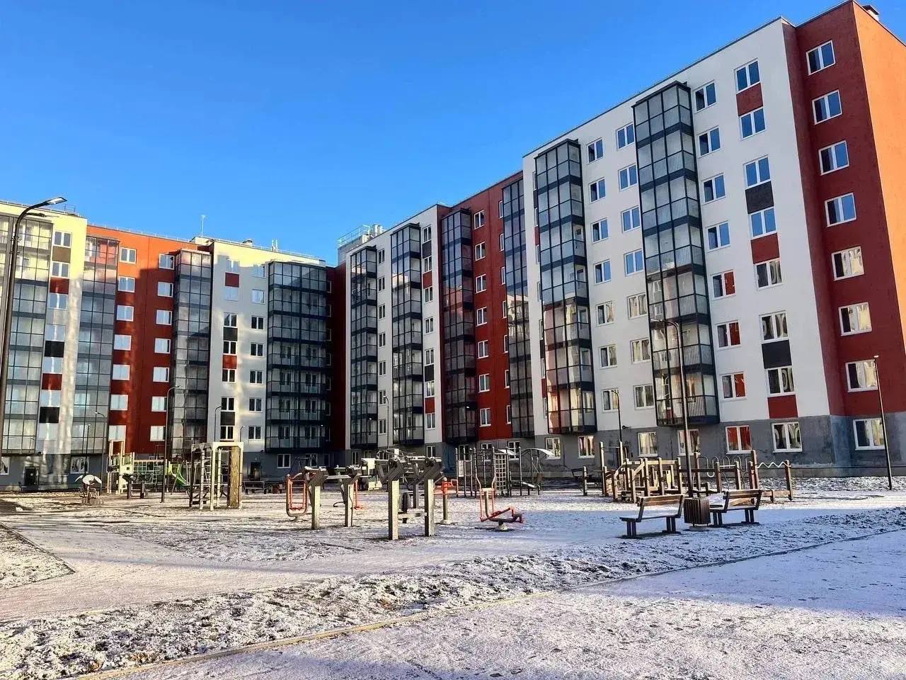 С вводом жилого дома в Рощино Ленобласть завершила пятилетнюю программу расселения аварийного жилья по нацпроекту Инфраструктура для жизни Качественным жильём по программе обеспечили почти 15 тысяч ленинградцев Для расселения 1047 аварийных бараков построили 34 новостройки Дома сдаются сразу готовыми для жизни с отделкой оборудованными кухнями и санузлами специально оснащенными для маломобильных жителей благоустроенным дворами и парковками В 2026 работу по расселению аварийного жилья продолжаем