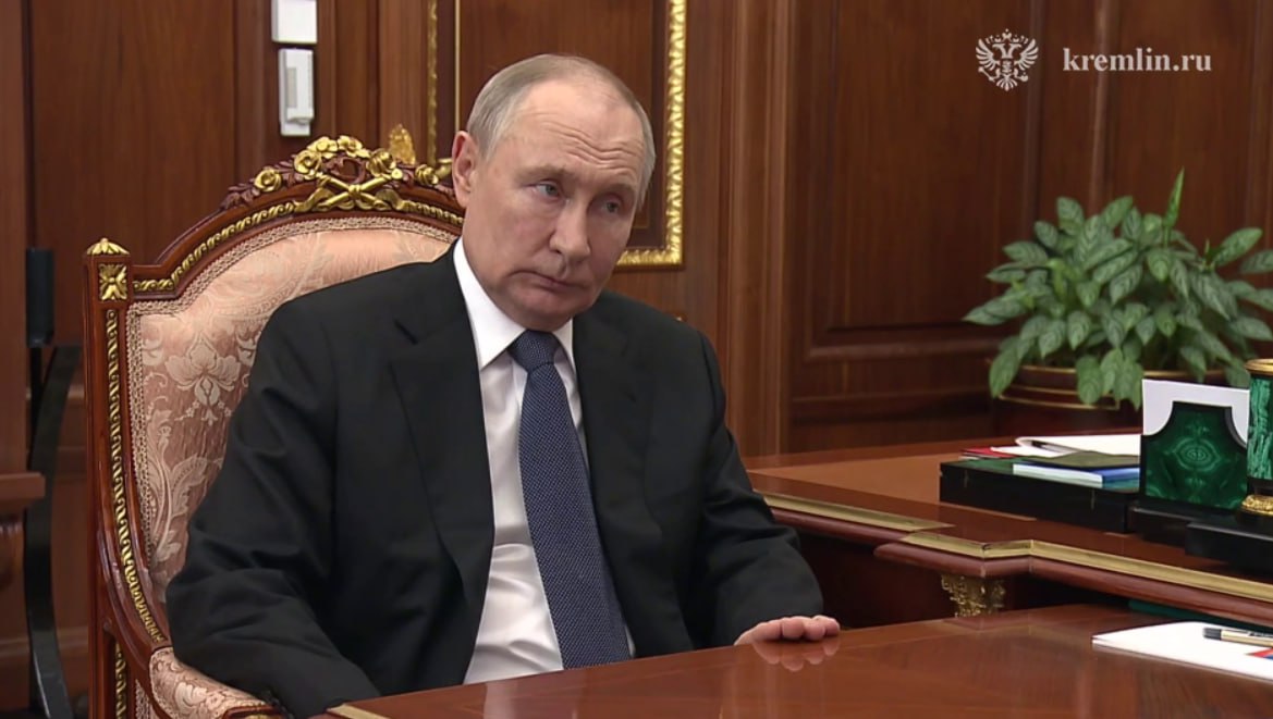Путину рассказали о росте цен на жильё   На «невероятные» цены на квартиры пожаловался губернатор Ставропольского края Владимир Владимиров.   По его словам, в регионе «снизилась стройка, но «цена квартиры не падает, она летит вверх просто уже».   «Я начинал работать, когда цена квартиры составляла 19 тысяч рублей за «квадрат», сегодня – 130 тысяч, до 600 тысяч в центре города квартиры в Ставропольском крае доходят. Это невероятные цифры, и она не прекращает расти совершенно», - сказал губернатор на встрече с президентом.