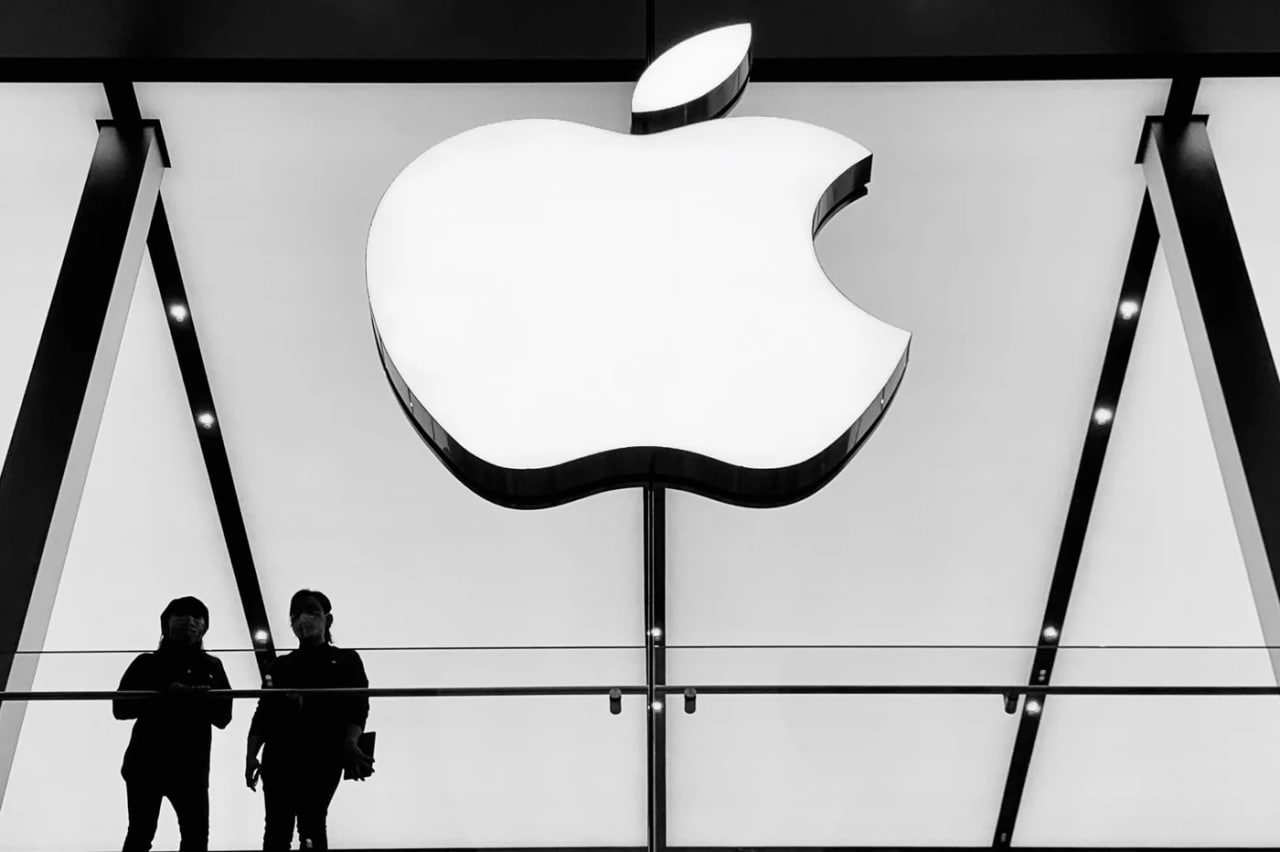 В Apple заявили о планах представить настольного робота с искусственным интеллектом  Одной из его основных функций могут стать звонки по видеосвязи. При перемещении устройство сможет сохранять пользователя в кадре.  Американский технологический гигант Apple намерен расширить линейку своих устройств с искусственным интеллектом в 2027 году. Как сообщает агентство Bloomberg, компания также планирует разработать умную колонку с дисплеем и камеры видеонаблюдения в доме.    Подпишись на «Говорит Москва»