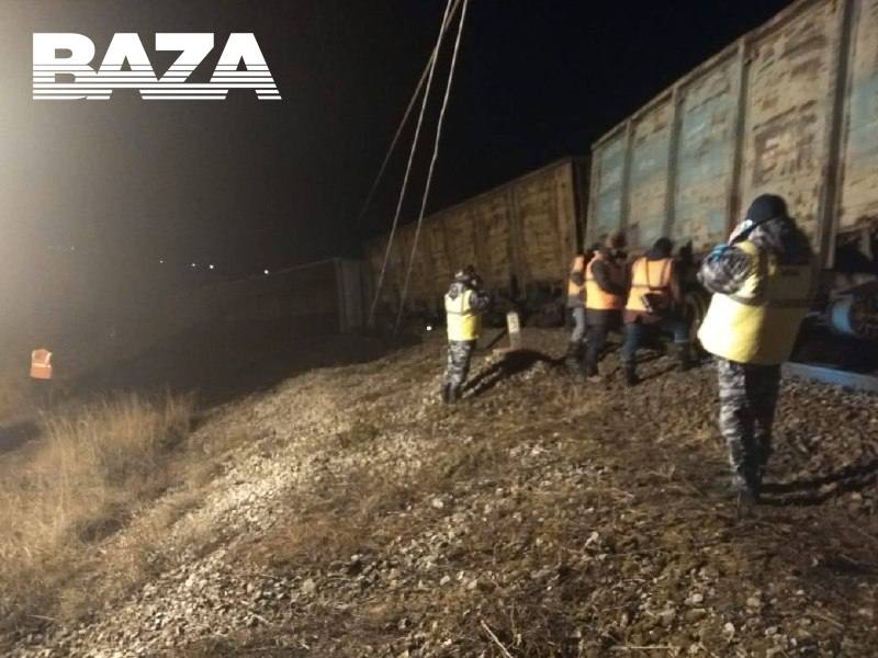 Ставрополец подозревается в подрыве поезда на железной дороге в Башкирии  Взрыв на ж/д путях Республики произошёл в ночь на 3 ноября. В его совершении подозревают 31-летнего жителя Ставропольского края, сообщает Baza.  В результате подрыва поезда железной дороги с рельсов сошло 22 вагона с каменным углем, большинство из них опрокинулись. Повреждения получили контактные опоры, сеть и железнодорожное полотно.  По предварительной версии, взрывное устройство заложили на хребтовой балке под люком одного из вагонов.  Правоохранители задержали подозреваемого спустя 2 дня после происшествия. Возбуждено уголовное дело по статье «Диверсия».  Фото: