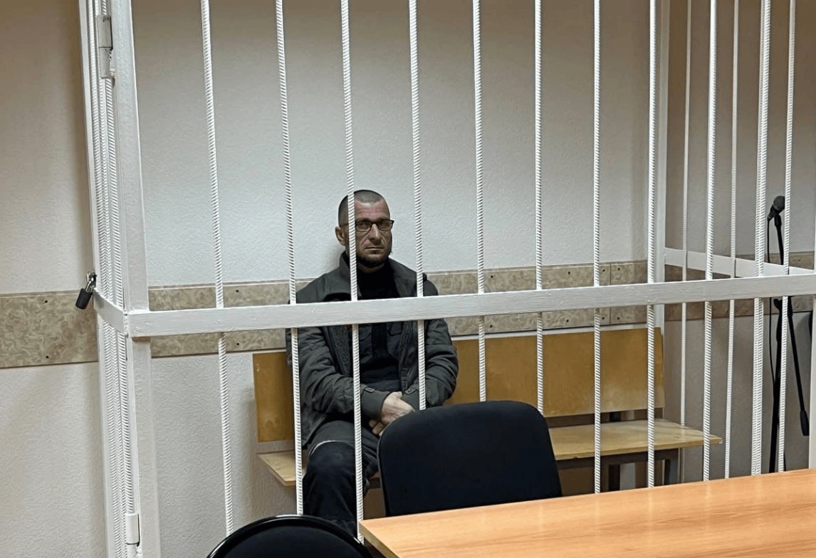 Угрожавшего военному пистолетом таксиста отправили в колонию общего режима на один год и 10 месяцев. В суде мужчина признал вину, извинился перед потерпевшим и выплатил ему 80 тысяч рублей. Все произошло еще 10 ноября 2024 года. Израилов Саид-Ахмед предложил подвезти на своей машине 24-летнего военного и его сестру. Во время разговора последний рассказал, что проходил службу в Сирии и участвовал в СВО. После этого водитель резко изменился в поведении — начал агрессивно высказываться в адрес военнослужащих и достал травматический пистолет.