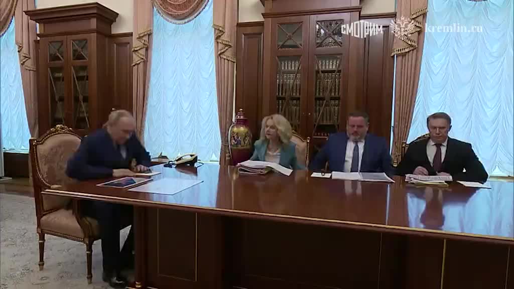 Путин обсудил демографические проблемы России, вспомнив советскую песню