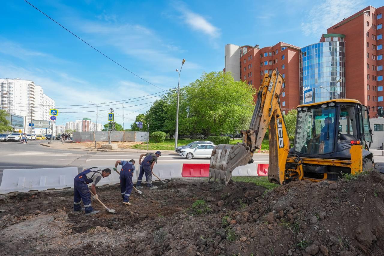 Стартовал второй этап благоустройства возле станции метро «Университет Дружбы Народов» в ЮЗАО Как сообщил заместитель Мэра Москвы Петр Бирюков, в Юго-Западном административном округе началась реализация второго этапа благоустройства прилегающей территории к станции метро «Университет Дружбы Народов». В текущем году работы проводятся на участке улицы Островитянова от Ленинского до Севастопольского проспекта. В рамках проекта запланировано расширение и замена тротуаров, модернизация остановочных павильонов, устройство ливневой канализации, прокладка кабельной канализации и установка современного освещения. Завершение мероприятий предусмотрено на осень 2025 года.