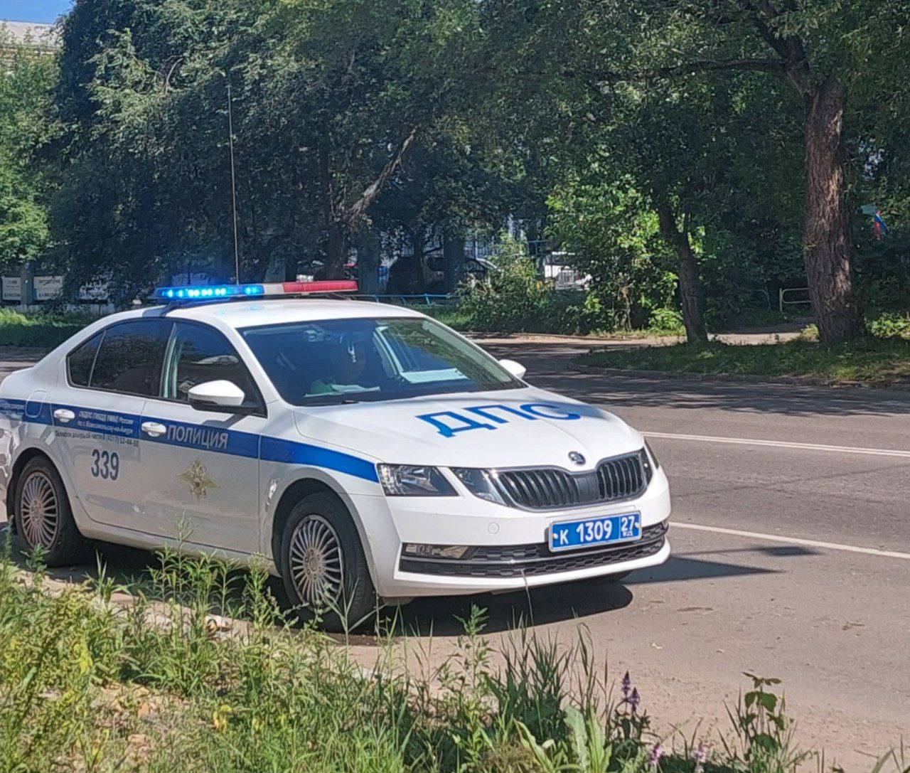 15-летняя девочка выпрыгнула из движущейся машины в Комсомольске-на-Амуре Вчера ранним утром в Комсомольске 15-летняя пассажирка «Хонды Фит Гибрид» во время движения открыла дверь авто и выпрыгнула на проезжую часть. Несовершеннолетняя получила травмы и была госпитализирована. Водитель «Хонды» рассказала, что везла двух девушки из района Амурсталь. Пассажирки начали ссориться между собой, после чего одна из них открыла дверь и выскочила из машины. Будь в курсе событий.