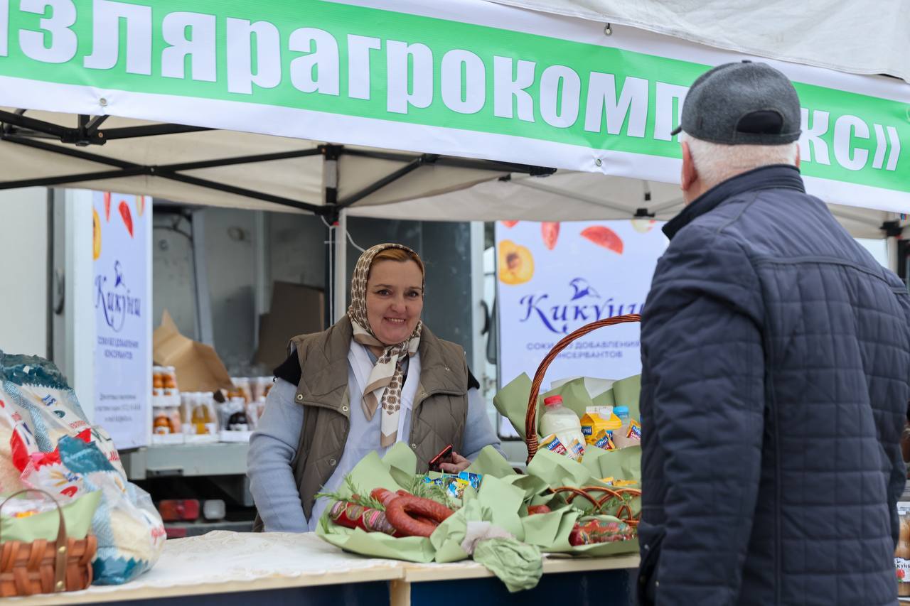 Сергей Меликов поздравил тружеников агропромышленного комплекса Дагестана с профессиональным праздником.     «В Дагестане, как и по всей стране, у тех, кто работает на земле, сложилась добрая традиция вне зависимости от каких‑то политических событий – подводить итоги проделанной работы.   Истинную цену этого тяжёлого труда знают многие сегодня здесь присутствующие механизаторы, животноводы, полеводы, агрономы, фермеры, организаторы сельхозпроиз-водства, работники перерабатывающей промышленности.     И каждый из вас добился высоких показателей. Ваш труд, без преувеличения, можно назвать самоотверженным. Потому что вы являетесь надежным гарантом продовольственной безопасности страны», – отметил глава региона.