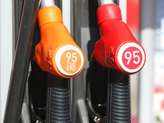 Бензин Аи 95 за неделю подешевел на бирже почти на 5 Сегодня его стоимость просела на 1 19 до 58 107 рублей за тонну По данным Санкт Петербургской международной товарно сырьевой биржи бензин Аи 92 в пятницу упал в цене на 0 97 тонна этого топлива стоит 52 653 рубля 0 75 за неделю Одновременно с этим сообщается что выросла стоимость дизельного топлива всех марок В частности зимний за неделю подорожал на 3 11 до 62 275 рублей за тонну Подписаться на Говорит Москва Telegram VK MAX