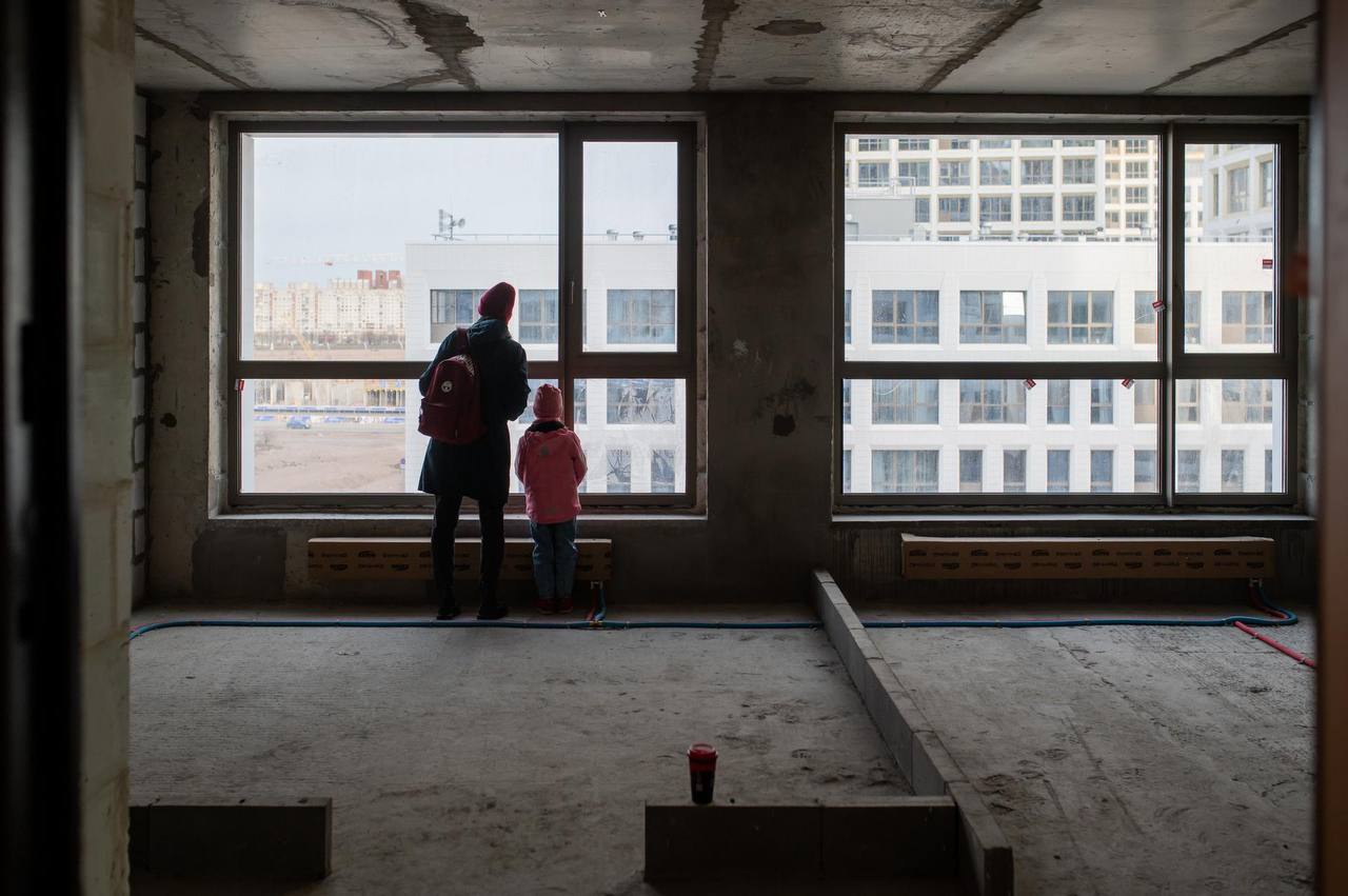 Центробанк анонсировал проверку качества ипотечных кредитов об этом регулятор сообщил на своём сайте Обследование которое будет длиться с февраля по апрель проведут с целью анализа кредитного качества ипотечных кредитов банков в разрезе типов льготных ипотечных программ для выявления причин ухудшения качества ипотечных кредитов и оценки системных кредитных рисков за I квартал 2026 года подчеркнули в ЦБ Участниками обследования значатся Альфа Банк ВТБ Газпромбанк Дом РФ Россельхозбанк Совкомбанк ПСБ и Сбербанк Напомним в конце 2025 года объёмы ипотечного кредитования выросли на 51 относительно предыдущего года Такой рост был связан не только с традиционным предновогодним всплеском но и с ожидаемыми изменениями условий по семейной ипотеке Сергей Ермохин ДП Подписаться на ДП в Telegram MAX