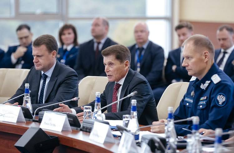 В Приморье обсудили преференциальные режимы для бизнеса в ДФО В ДВФУ губернатор Приморского края Олег Кожемяко министр развития Дальнего Востока Алексей Чекунков и члены Контрольной комиссии Федерального казначейства обсудили преференции для бизнеса на Дальнем Востоке которые способствуют успешной реализации инвестпроектов Тесное сотрудничество федеральных и региональных властей является залогом процветания Приморского края От оперативности и профессионализма ваших специалистов зависит как будут реализованы те или иные проекты вовремя ли получат люди выплаты и компенсации рассказал Олег Кожемяко Губернатор Приморского края отметил что самые масштабные из приморских инвестпроектов реализуются в рамках инфраструктурных кредитов Благодаря средствам федерального казначейства в Приморье строится жильё социальные объекты промышленные и стратегические предприятия Руководитель Федерального казначейства Роман Артюхин заявил что согласно профессиональной оценке ведомства режим ТОР существенно упрощает жизнь инвесторам А казначейство также следит чтобы деньги шли строго по назначению а проекты выполнялись в срок   Министр по развитию Дальнего Востока и Арктики Алексей Чекунков добавил создание единой ТОР в макрорегионе важный шаг Рост инвестиций и производство на Дальнем Востоке опережает среднероссийские показатели