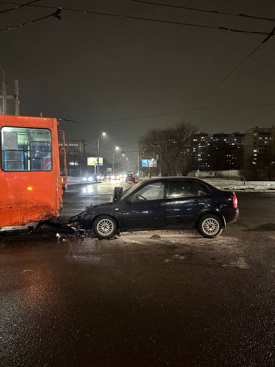 При столкновении троллейбуса и Lada Kalina в Оренбурге погиб один человек.  ДТП произошло на пересечении улицы Терешковой - улицы Хабаровской. По данным УМВД, 32-летний водитель Lada около 19:45 ехал со стороны ул. Новой по ул. Терешковой в сторону пр. Дзержинского, не выдержал безопасную дистанцию и столкнулся с троллейбусом. Тот находился на крайней левой полосе с поворотом на ул. Хабаровскую.   45-летний пассажир Lada Kalina скончался на месте, а 32-летний водитель с различными травмами госпитализирован.  Из тг: ural56ru.  #Оренбург #ДТП #Троллейбус #Оренбург_ГТ    Троллейбус   ДТП