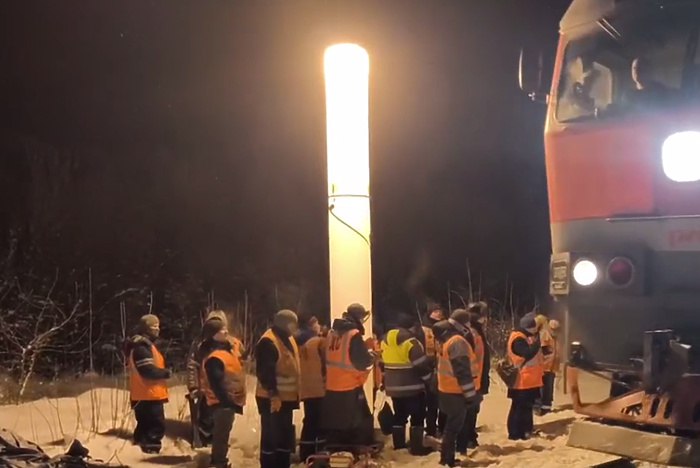 Для пассажиров организовано питание Цистерны грузового поезда сошли с рельсов в Тульской области Четыре грузовые цистерны в составе грузового поезда сошли с рельсов в Тульской области сообщил губернатор Дмитрий Миляев передает РИА Новости На перегоне Жданка Товарково произошёл сход четырёх порожних грузовых цистерн в составе грузового поезда следовавшего в направлении Ельца Пострадавших нет написал Миляев в Telegram канале Всего в составе поезда 71 вагон уточнил глава региона Как сообщает в Telegram Московская железная дорога в связи с ЧП с отклонением от графика следуют семь поездов дальнего следования для пассажиров двух из них организовано питание На место аварии уже направлены два восстановительных поезда Причины и обстоятельства произошедшего уточняются uralweb ru