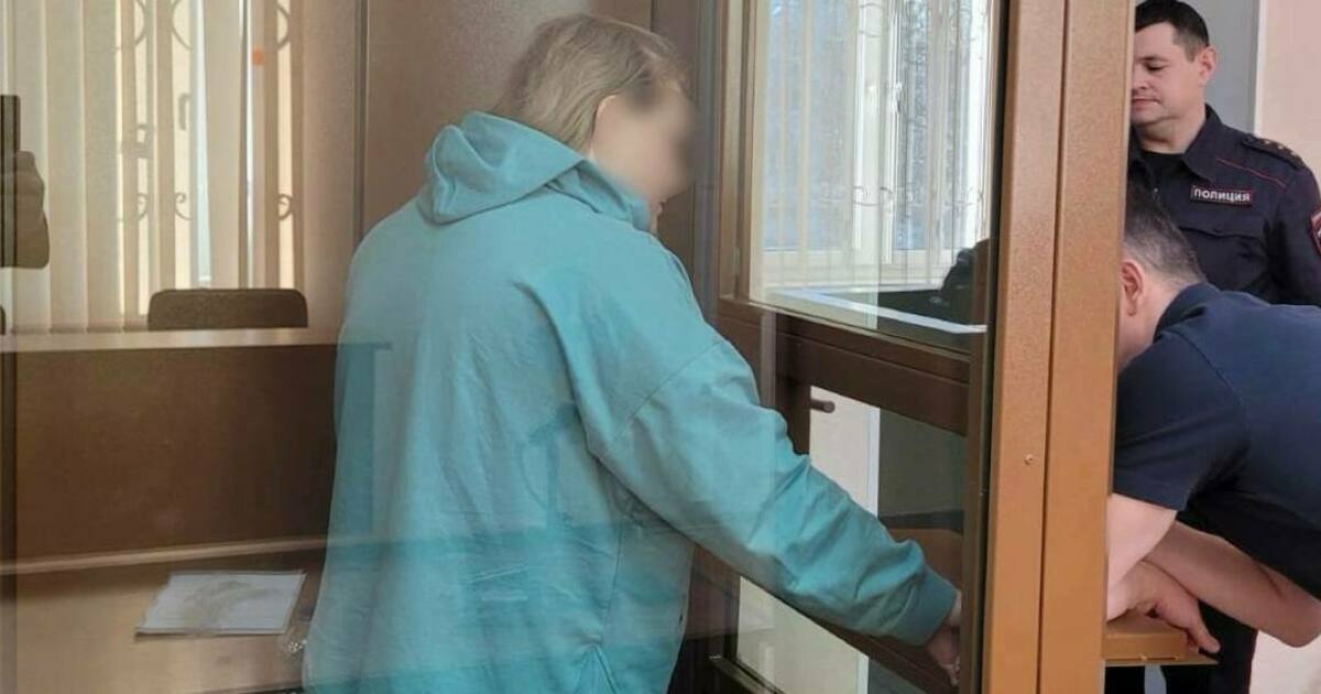 Жительница Калининграда зарезала сожителя из-за ревности к бывшей жене.  Предположительно, 49-летняя подсудимая застала 41-летнего возлюбленного за изменой с бывшей супругой и минимум пять раз ударила его ножом в грудь.   От полученных ранений мужчина скончался в больнице. Женщину поместили в СИЗО на два месяца.     Подписаться   Прислать новости