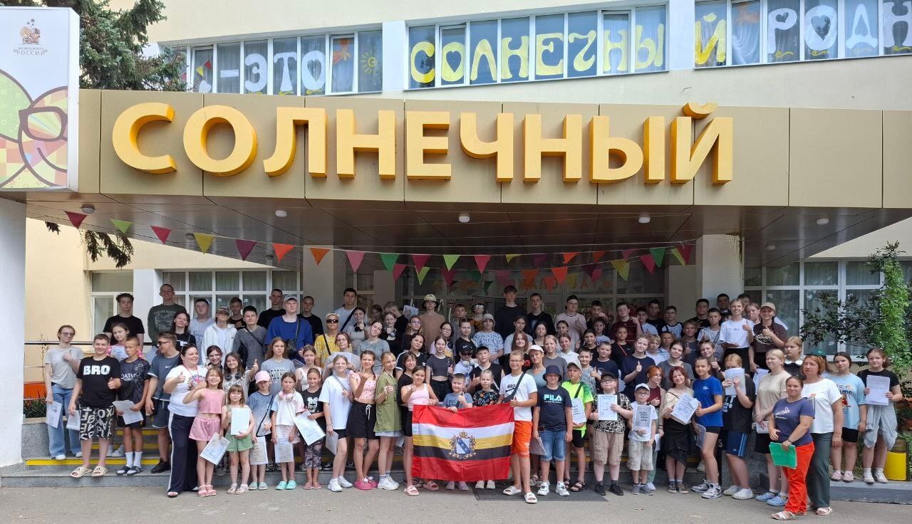 Курские школьники отправились на отдых в «Жемчужину» в Анапе. Об этом сообщили в комитете образования города. На третью смену в оздоровительный комплекс «Жемчужина» приехали группы детей из Курска. Заезд проходит поэтапно. Сто школьников уже разместились в корпусе «Солнечный». Всего в этой смене отдохнут 380 ребят. Для них подготовили интересную досуговую программу, которая поможет им восстановить силы и зарядиться энергией. В то же время завершается смена в другом лагере Анапы — детском оздоровительном комплексе «Аврора». Во вторую смену здесь побывали 316 юных курян. Ребята возвращаются домой отдохнувшими, с новыми эмоциями и впечатлениями.