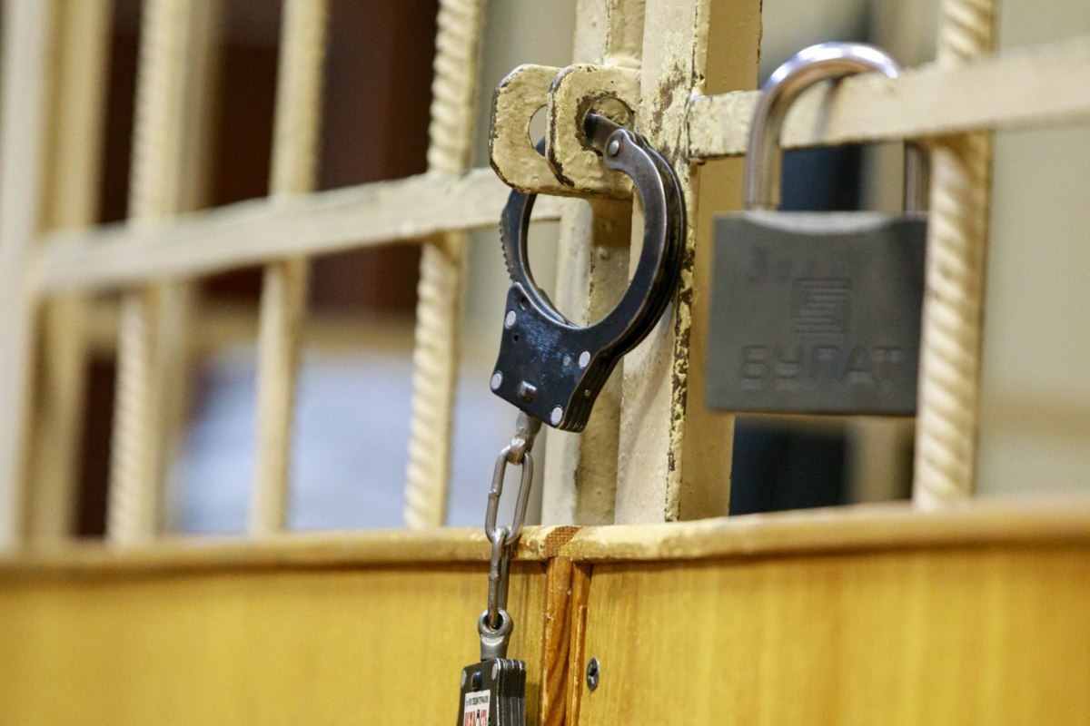 Коммуниста из Ленобласти Ильшата Нафикова арестовали на 9 суток Всеволожский городской суд Ленинградской области арестовал на 9 суток члена КПРФ Ильшата Нафикова за проведение публичного мероприятия без подачи в установленном порядке уведомления ч 2 ст 20 2 КоАП сообщил ЗАКС Ру адвокат Сергей Подольский который представлял коммуниста в суде Поводом для ареста стала акция областного отделения КПРФ возле здания администрации МО Муринское городское поселение в мае 2025 года Мероприятие было посвящено заводу Фаворит недалеко от населенного пункта на который жаловались местные жители Нафикова задержали накануне 4 сентября Ночь перед судом активист провел в отделе полиции