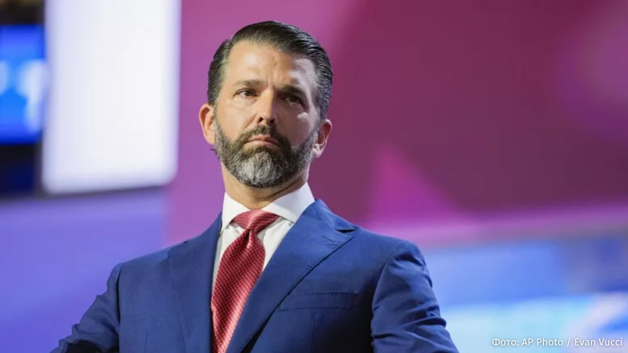 Сын Дональда Трампа назвал клоунами пользователей соцсетей размещающих украинские флаги на аватарках Странно но все клоуны с украинскими флагами в своих профилях также молчат на эту тему написал он в посте в Truth Social Так Трамп младший прокомментировал пост с критикой The New York Times за то что издание не осветило историю 23 летней украинской беженки Ирины Заруцкой девушка была убита бездомным во время поездки в поезде в Северной Каролине Однако и другие крупные американские издание предпочли обойти данную тему стороной Больше новостей тут МАХ Отправить новость