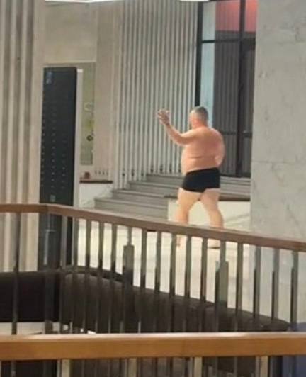 В КФУ проник полуголый дебошир Мужчина выломал дверь и прошел мимо охранников после чего начал дебоширить Сотрудники университета вызвали полицию нарушителя задержали Казань на Максималках