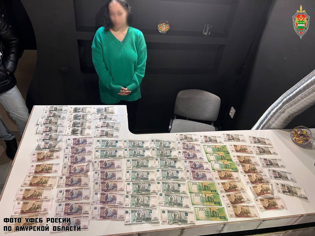 Осуждены пятеро благовещенцев, которые занимались игровым бизнесом Благовещенский горсуд рассмотрел дело в отношении ранее несудимых граждан. С октября 2023 по январь 2024 гг. подсудимый открыли три подпольных казино, арендуя помещения на ул. Горького, Институтской и Калинина. В залах было более 40 компьютеров с доступом к нелегальной системе Superomatic и 11 игровых автоматов. У каждого были свои роли. Чтобы скрыть деятельность, благовещенцы использовали зашифрованные мессенджеры, установили камеры и домофоны. Доходы делились между участниками: от 2 тыс. рублей за смену до 100 тыс. в месяц. В январе 2024 года силовики всех задержали. Подсудимые получили от 2 до 3 лет лишения свободы и большие штрафы. Часть изъятых денег и имущества конфискованы в доход государства. Реклама