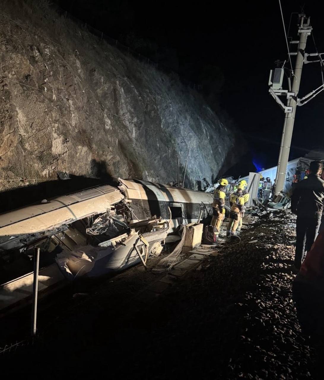 До 21 выросло число погибших при сходе с рельсов двух скоростных поездов в Испании сообщает RTVE Ранения получили около 100 человек Соцсети Подписывайтесь на Ъ